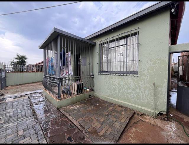 10 BEDROOM HOUSE FOR SALE IN REGENTS PARK